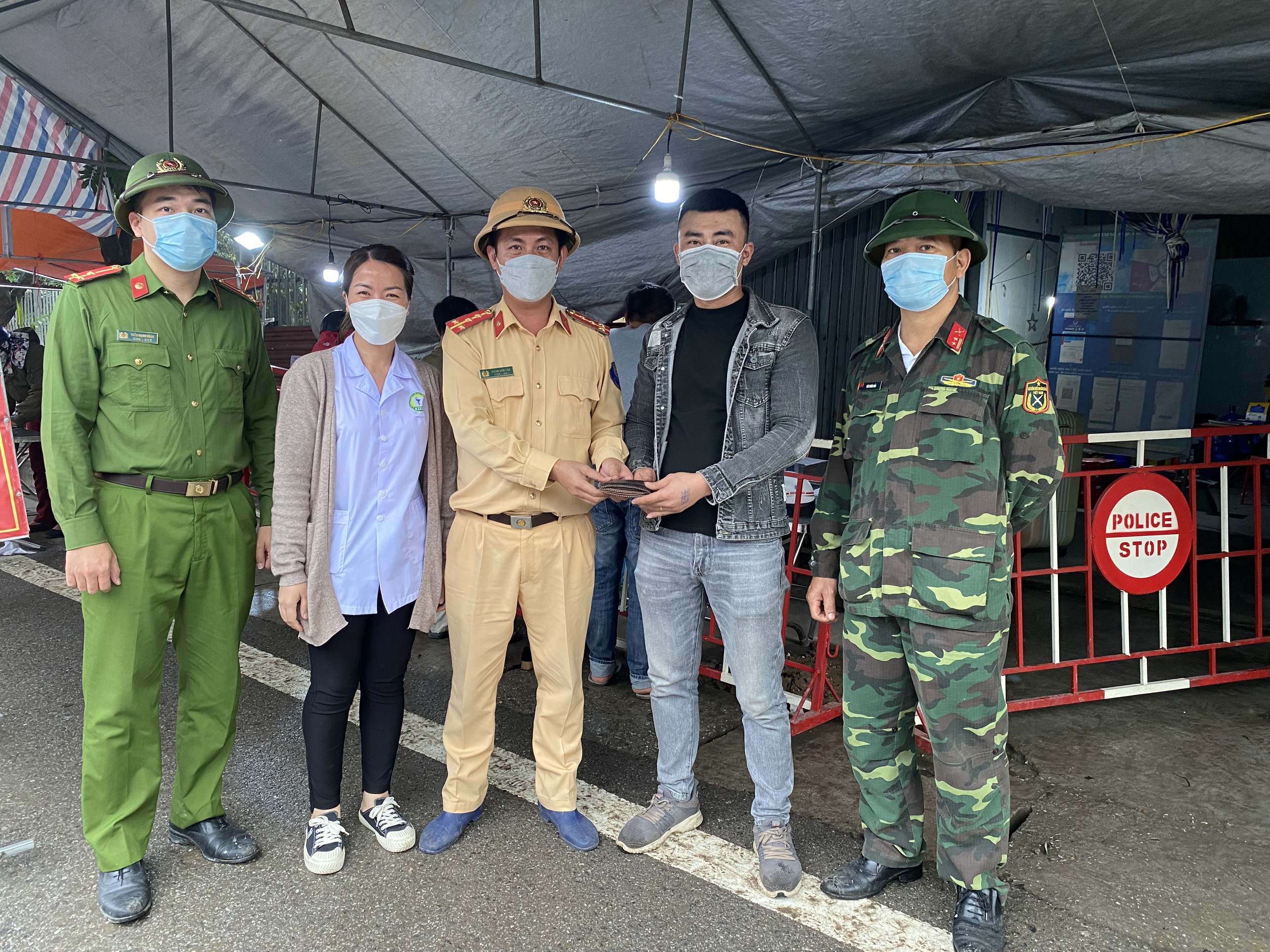 Chốt kiểm soát dịch bệnh Covid-19 liên ngành số 5 trao trả tài sản cho người dân